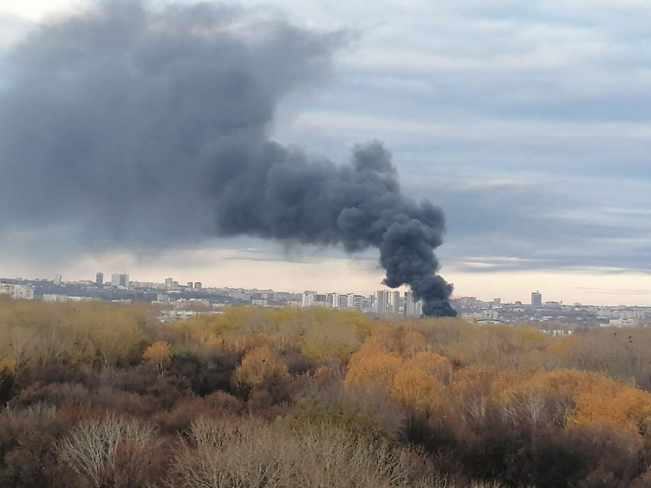 Пожар в ульяновске сейчас. Радиоламповый завод Ульяновск. Завод с черным дымом. Страшные места в Ульяновске.