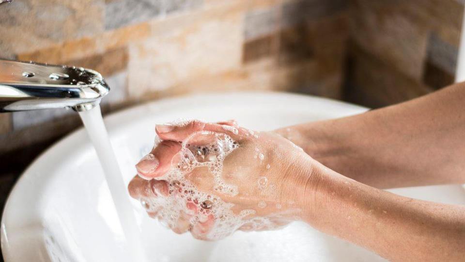 Температура при мытье рук должна быть. Мыло для рук. Мытье рук. Мыть руки. Мойте руки с мылом.