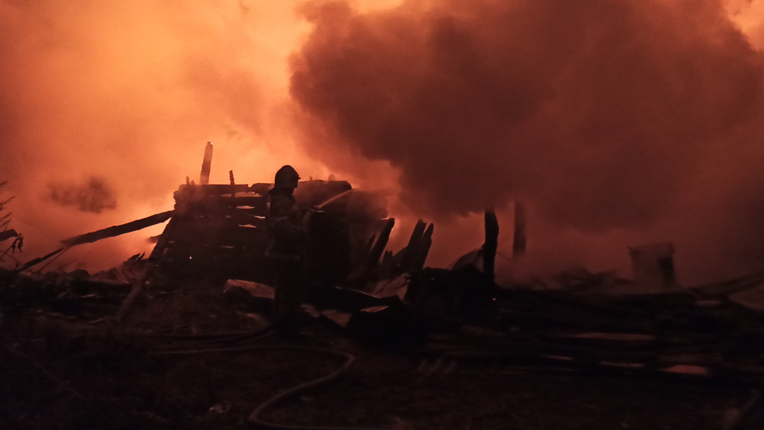 Пожар в районе ульяновск. Пожары в Барышском районе. Пожар в красной зорьке Барышский 11.01.2023. Пожар дома Нижнекундрюченская.