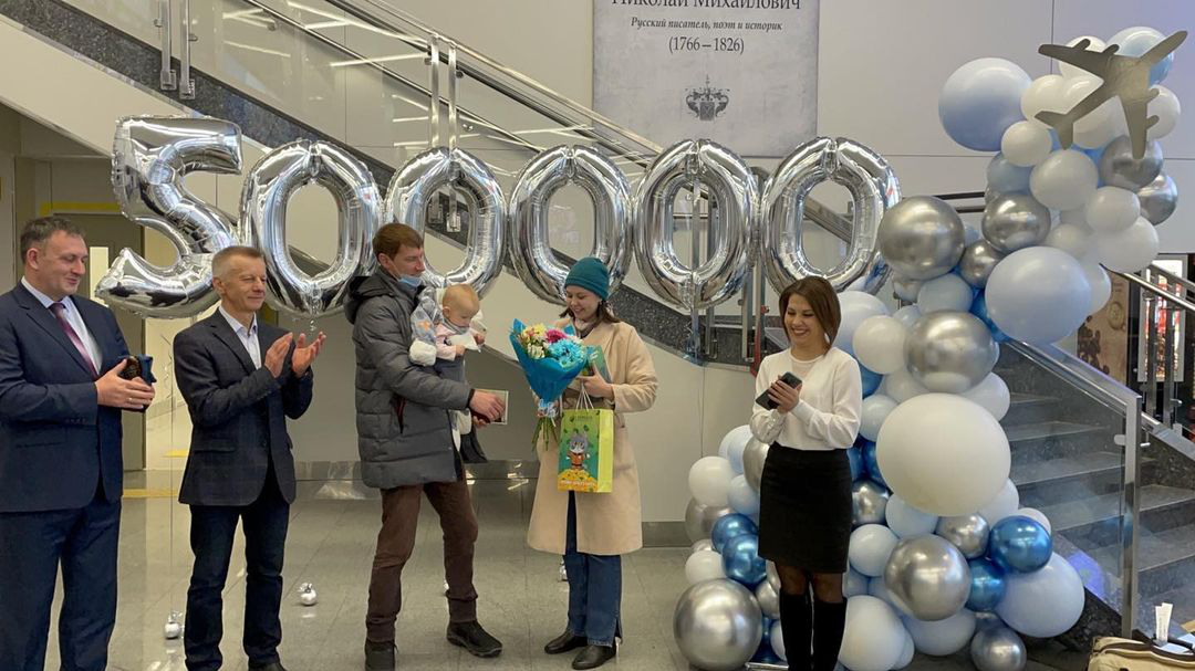 В ульяновском аэропорту вручили подарки пятисоттысячному пассажиру 