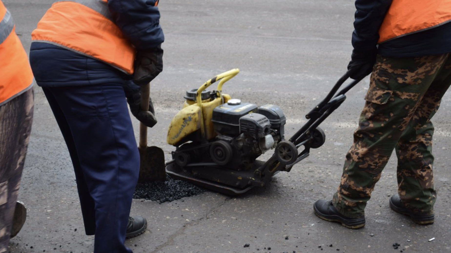 Дороги в Ульяновске ремонтируют холодным асфальтом
