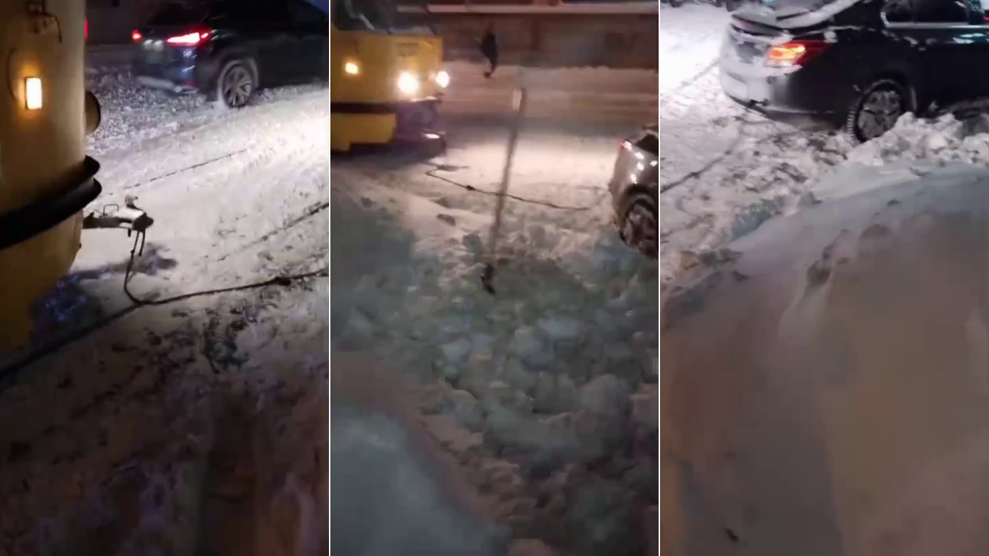 В Ульяновске трамвай вытащил из снега автомобиль
