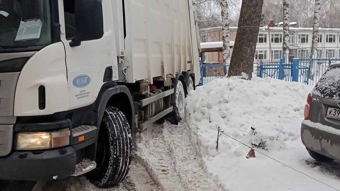 Ульяновские мусоровозы не могут добраться до площадок в 9 районах из-за снега