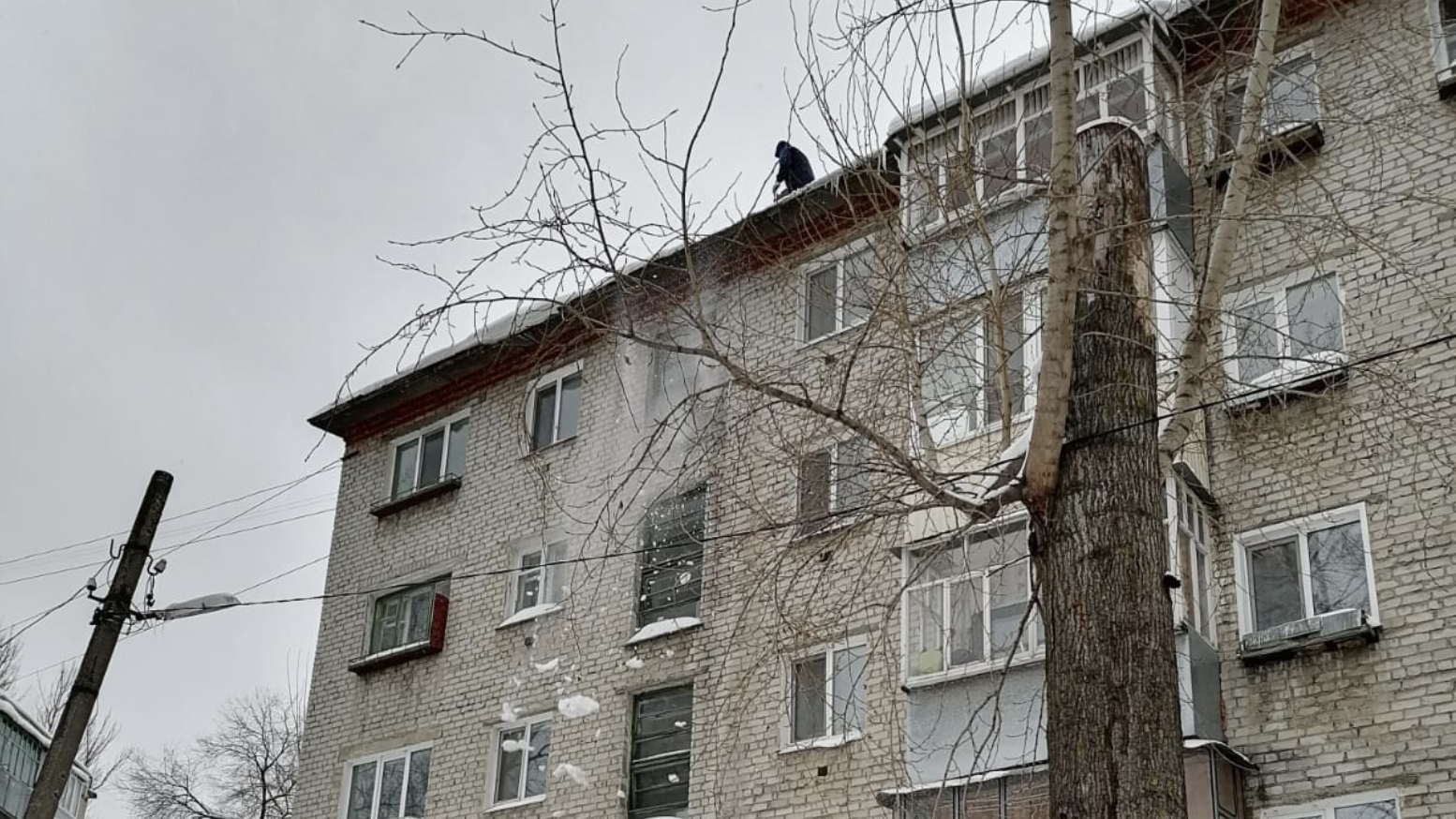 В Ульяновске усилят работу по очистке крыш многоквартирных домов от снега