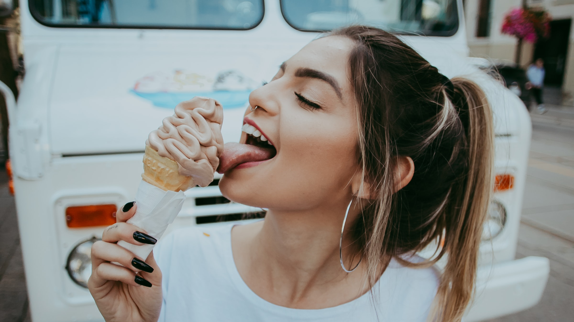 Вкусно ест мороженое. Девушка и мороженое. Девочка с мороженым. Девушка ест. Девушка ест мороженое.