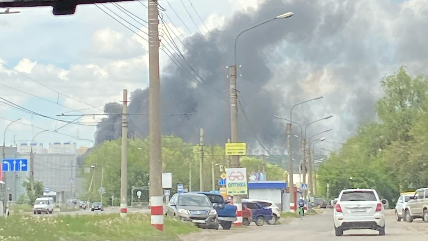 Черные клубы дыма: в районе METRO в Ульяновске вспыхнул пожар