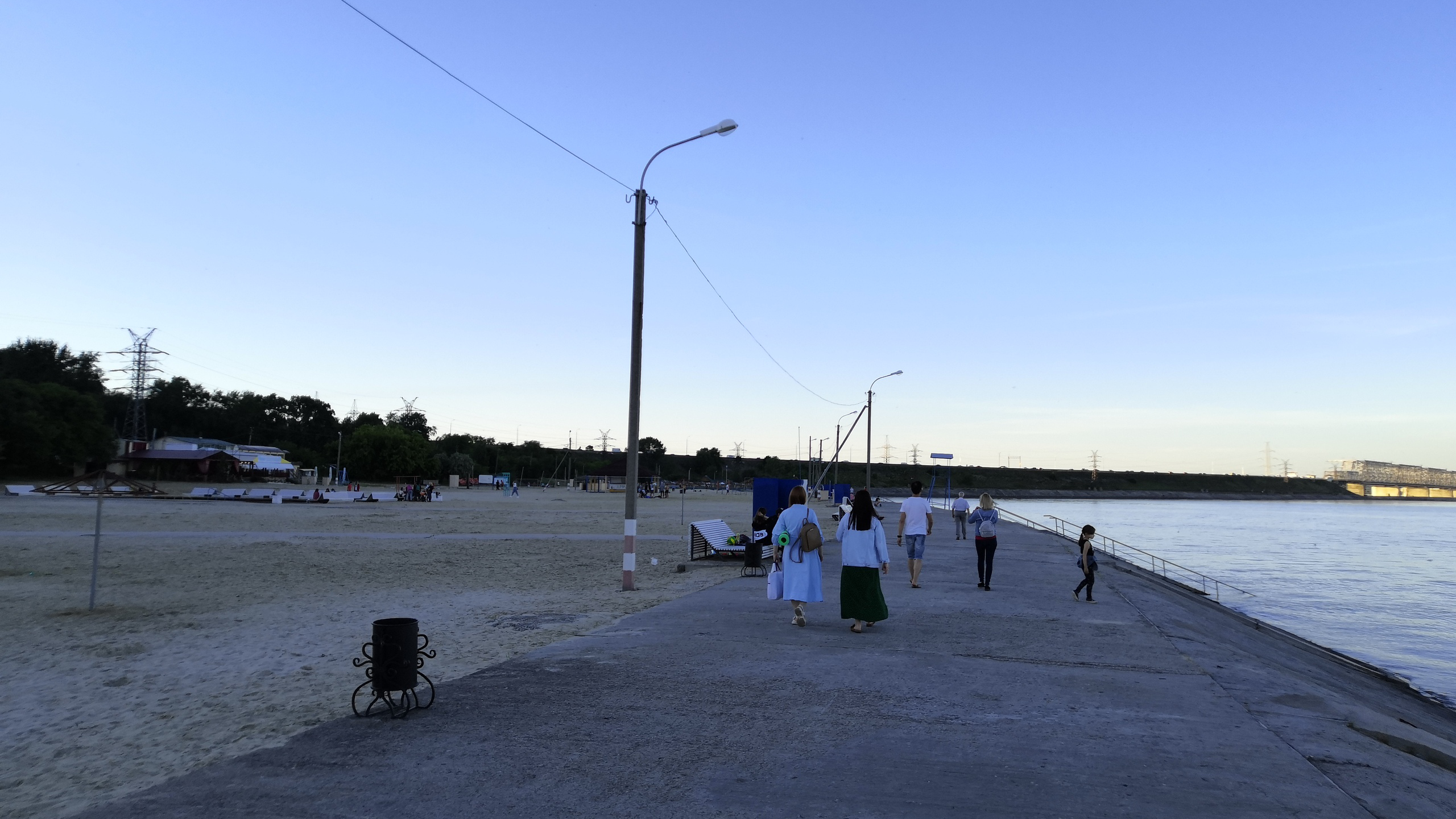 Пляж на мостовой. Центральный пляж Ульяновск.