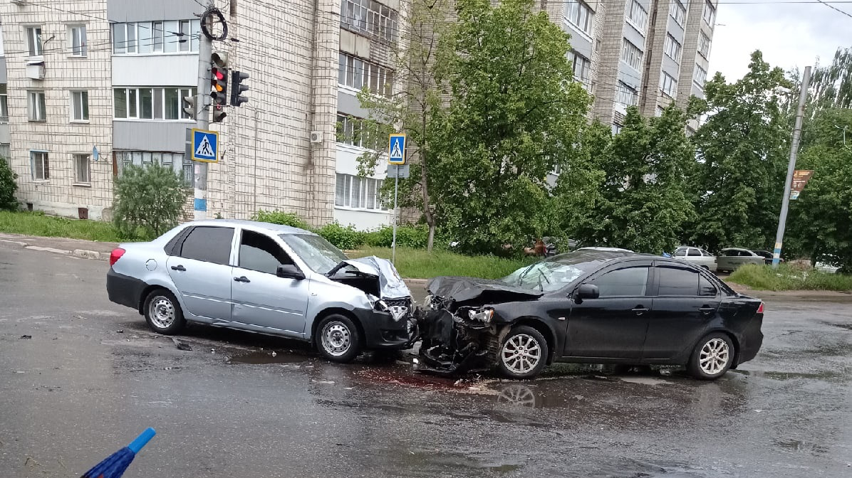 Лоб в лоб. ДТП сегодня на нижней террасе. Авария в Ульяновске 16.12.21. Аварии Ульяновск 18.10.2022.