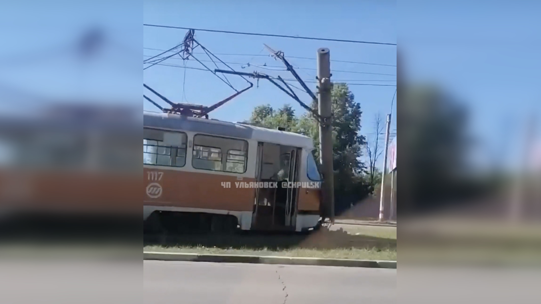 Утром 25 июня в Ульяновске трамвай сошел с рельсов и снес столб
