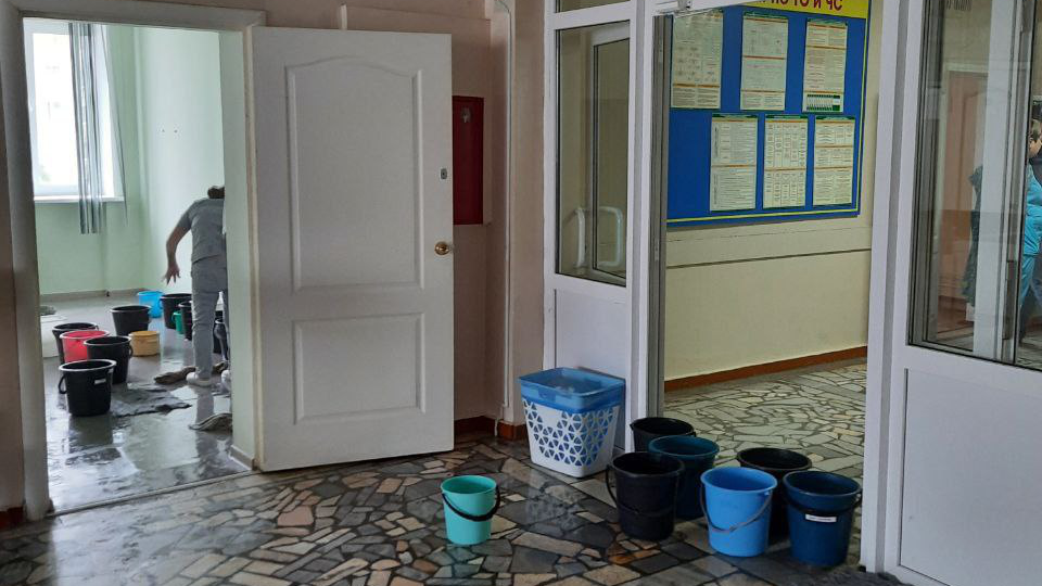 В детской поликлинике на Камышинской в Ульяновске с потолка льется вода
