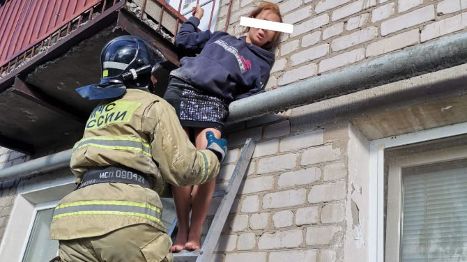 В Димитровграде спасатели сняли женщину с газовой трубы на фасаде здания