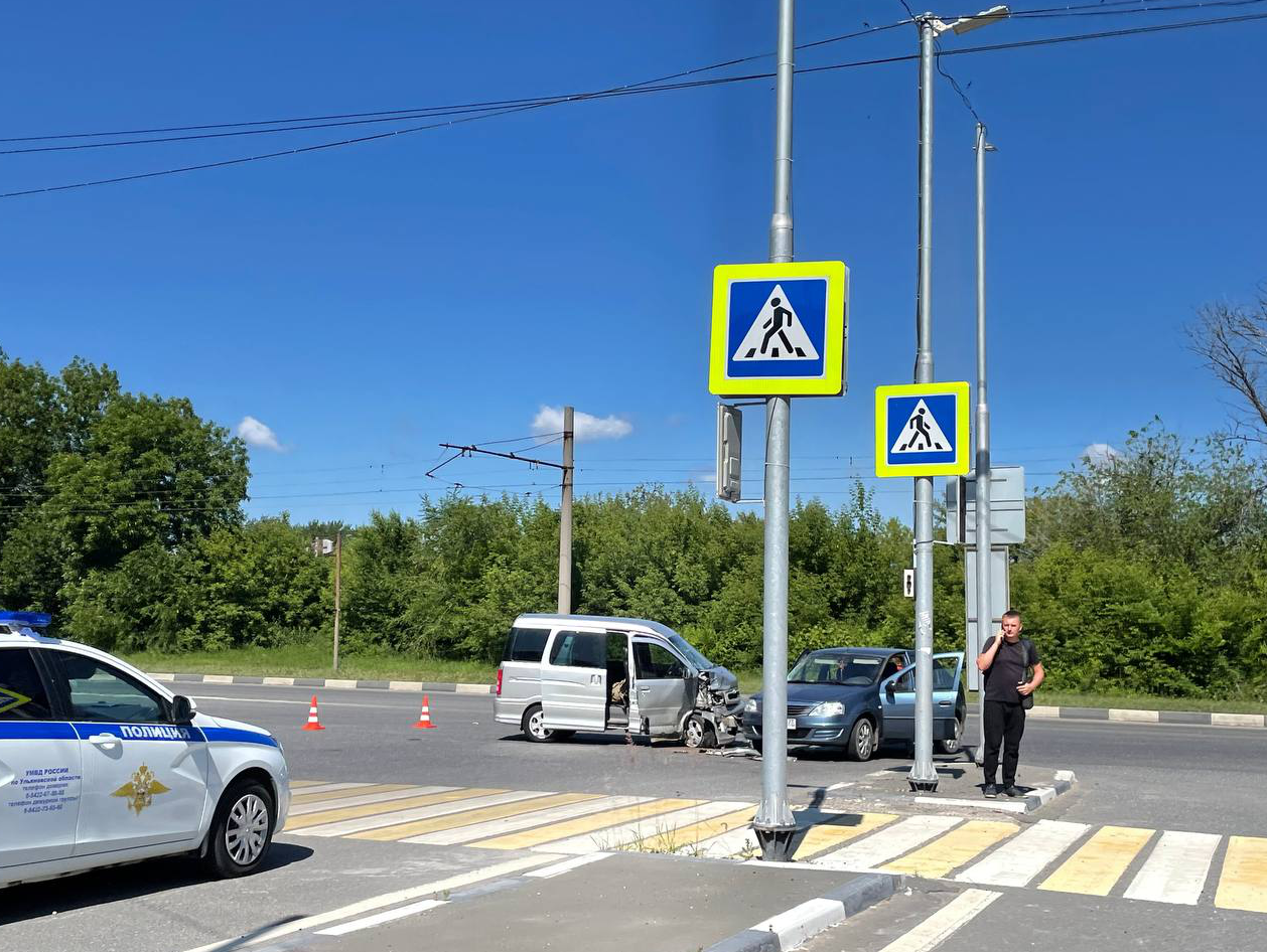 В Ульяновске на Локомотивной столкнулись два автомобиля