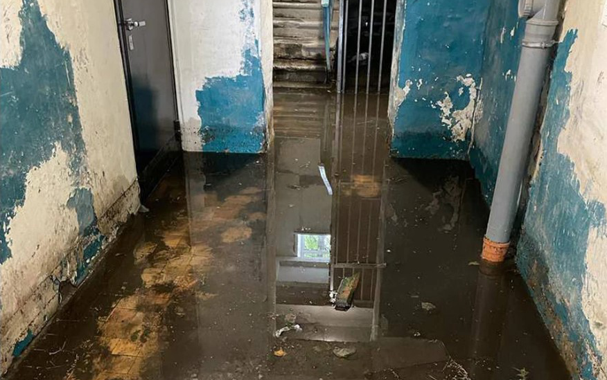 В Ульяновске на Можайского затопило подъезд и офис