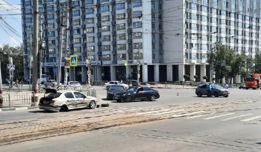 В Ульяновске на Минаева произошла массовая авария
