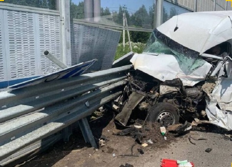 Переполненный микроавтобус под Гатчиной врезался в отбойник: водитель погиб, пассажиры травмированы