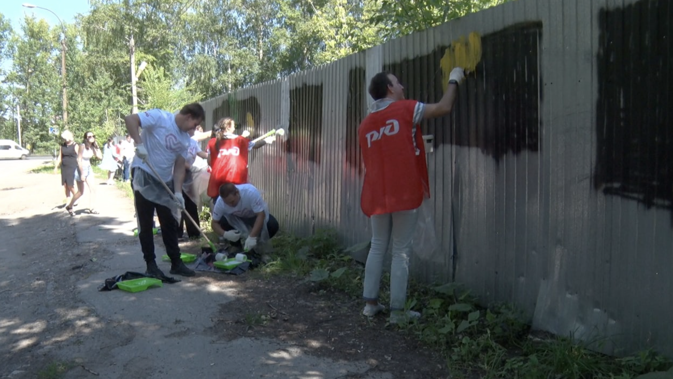 В Ульяновске волонтеры закрашивают неприличные надписи на заборах