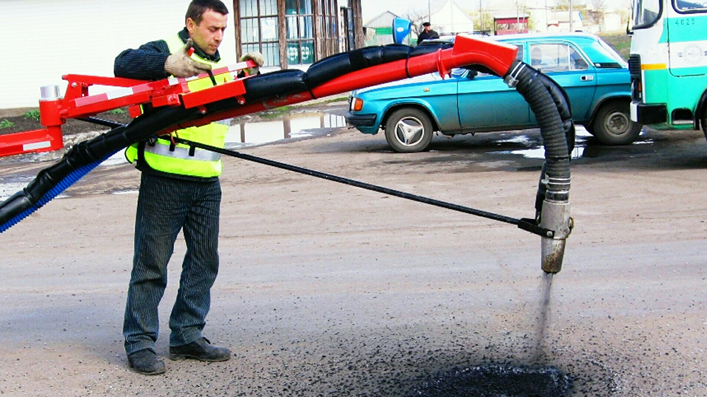 94 единицы техники в Ульяновске ремонтируют дороги и дворы