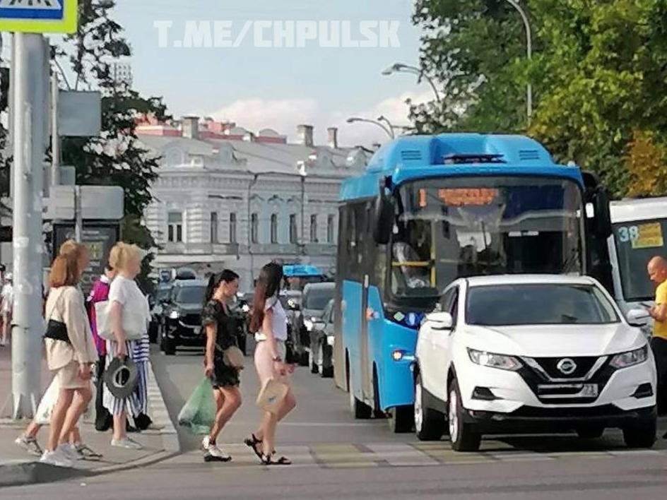 В центре Ульяновска автобус врезался в иномарку: фото