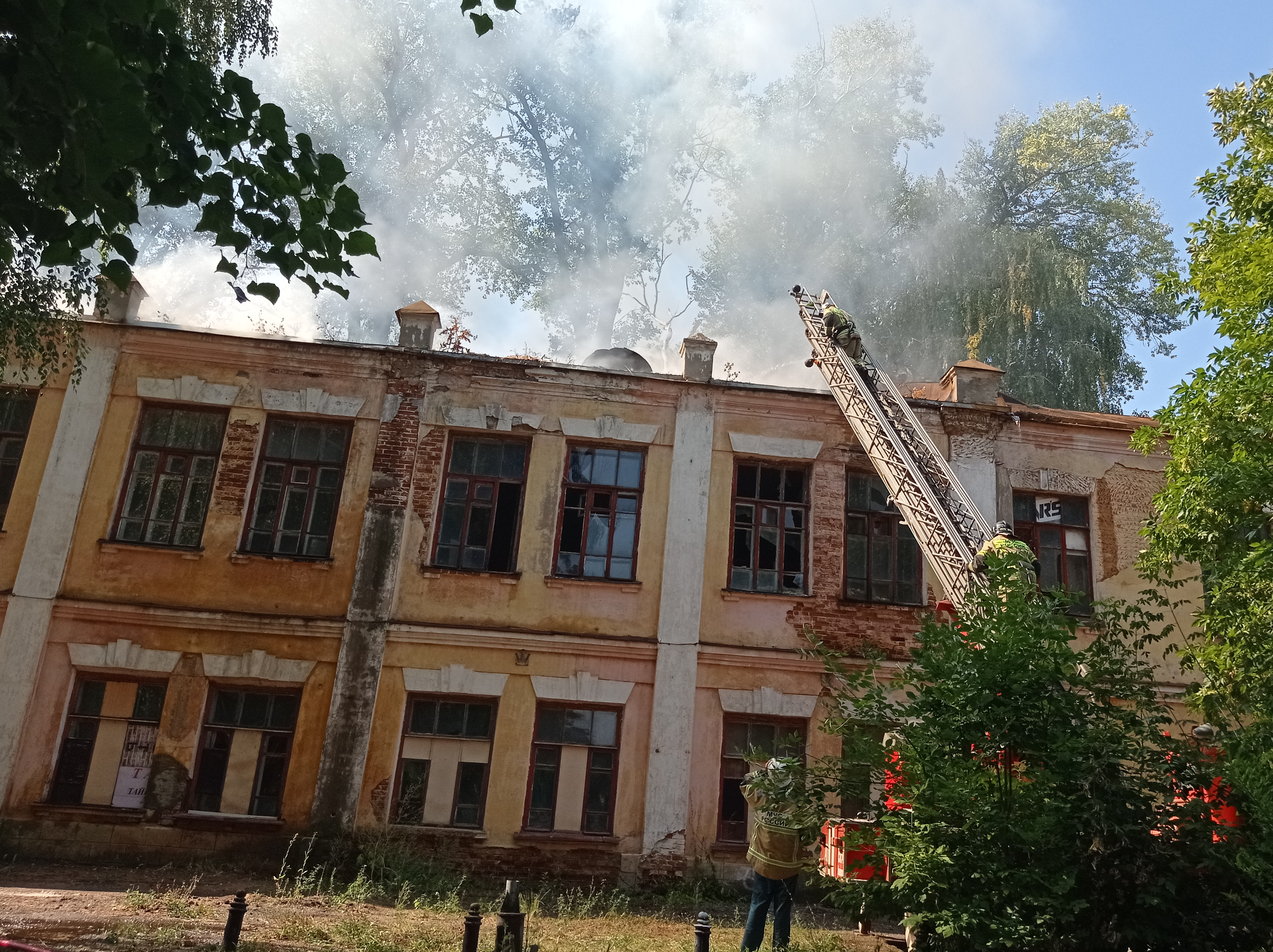 25 августа на Нижней террасе в Ульяновске горит ДК имени 1 Мая: фото и видео с пожара