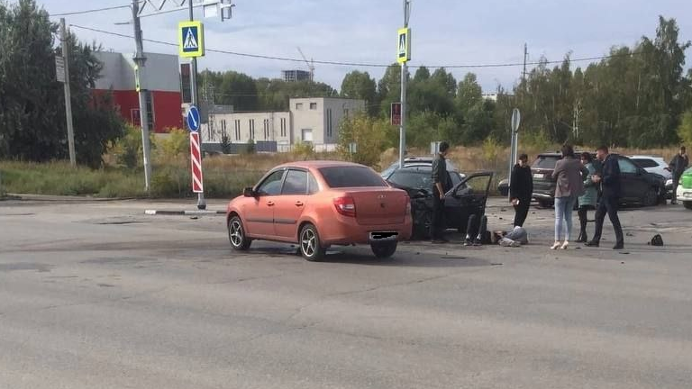 В Заволжском районе Ульяновска произошло ДТП на перекрестке: одного пассажира госпитализировали