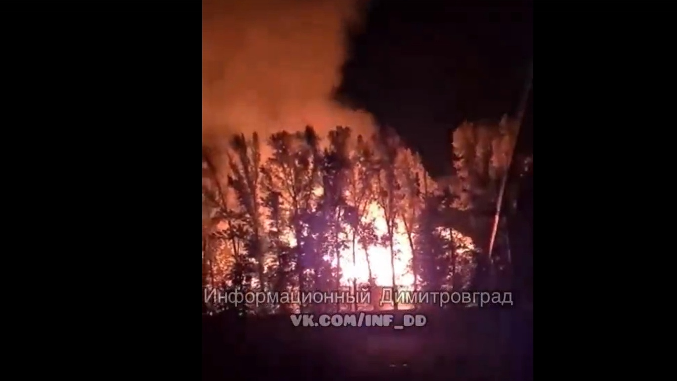 Соцсети: в Ульяновской области загорелась крыша старого техникума