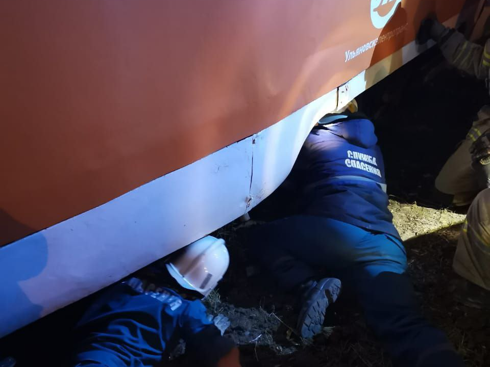 Ульяновские спасатели достали из-под трамвая мужчину, которому зажало ноги