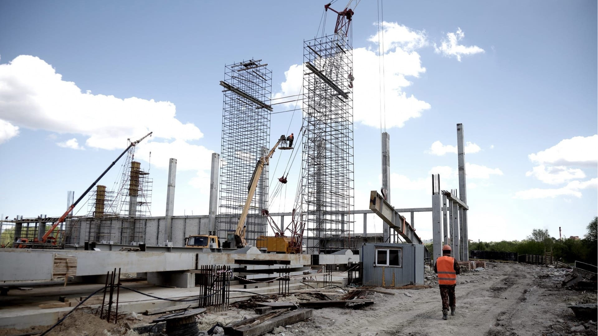 Строительство нового завода стоит 122 млн рублей. Социальные объекты. Темпы строительства. Социальное строительство. Идет стройка.