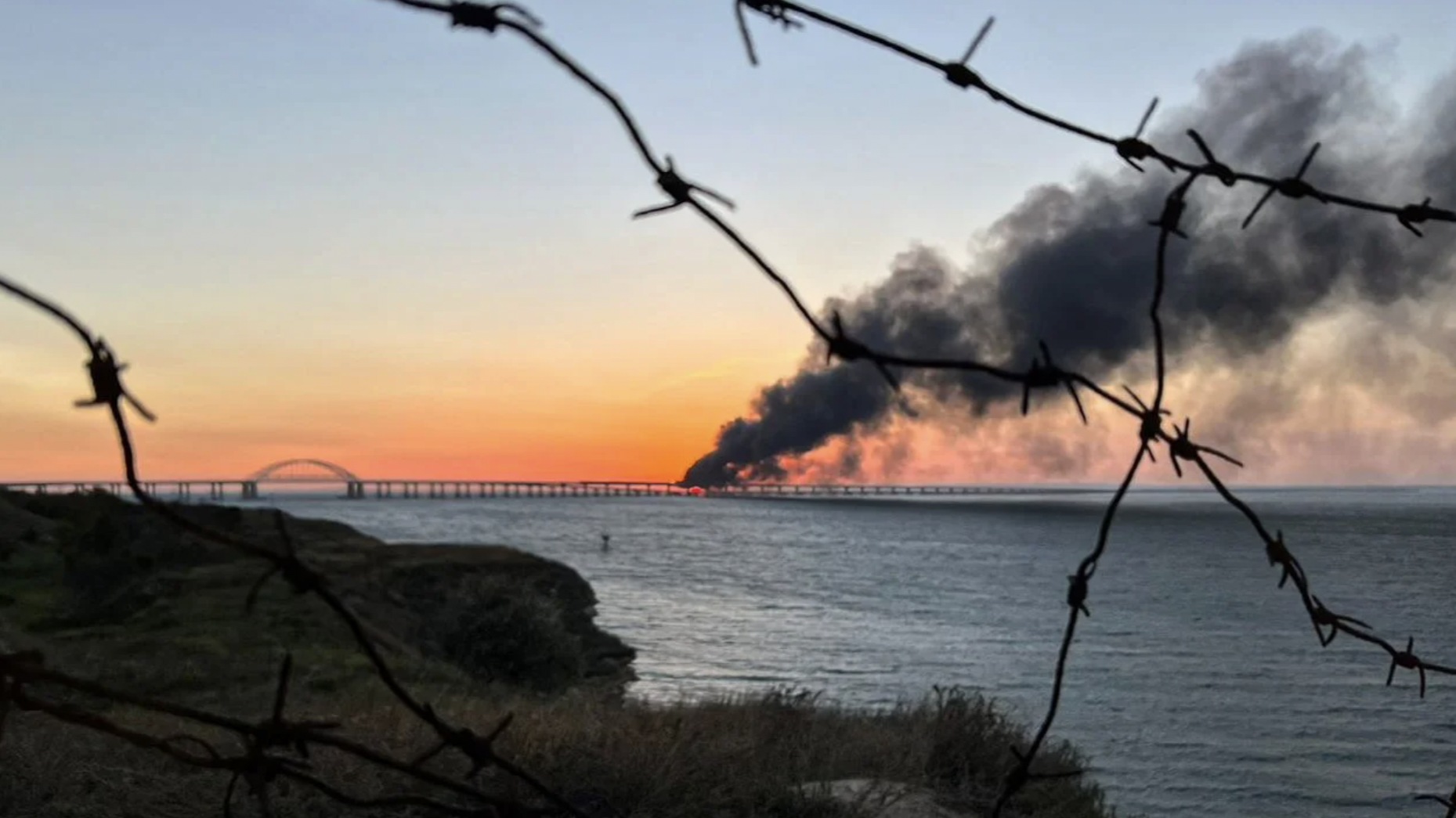 На Крымском мосту произошел подрыв грузового автомобиля: что известно к этому часу