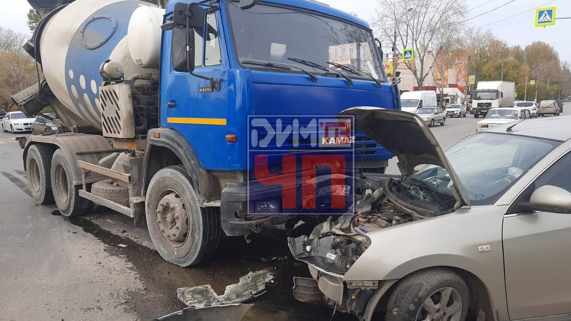 В Димитровграде иномарка въехала в КАМАЗ: есть пострадавший