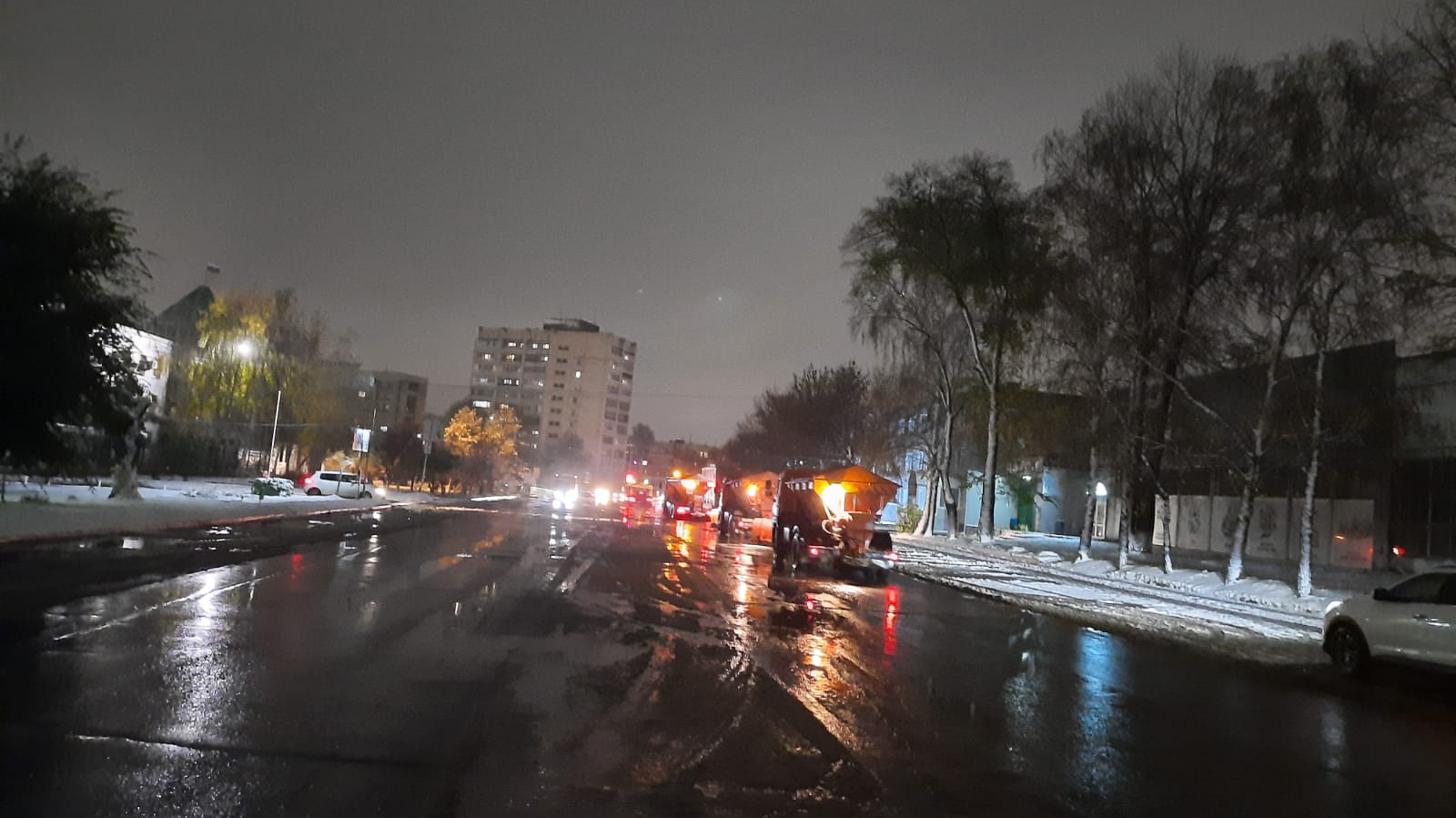 Ночью 3 ноября с гололедицей на дорогах Ульяновска боролись 42 единицы спецтехники