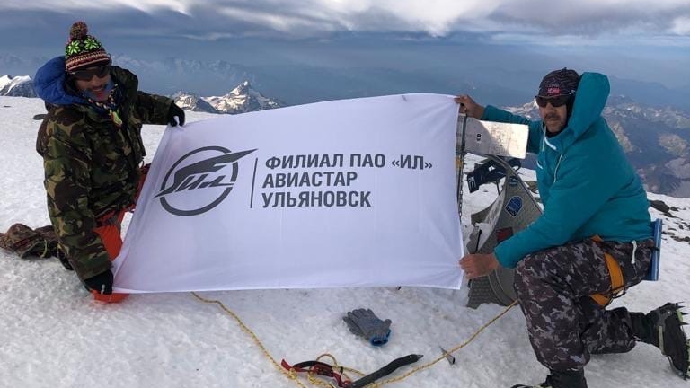 Сотрудник ульяновского «Авиастара» развернул флаг предприятия на вершине Эльбруса