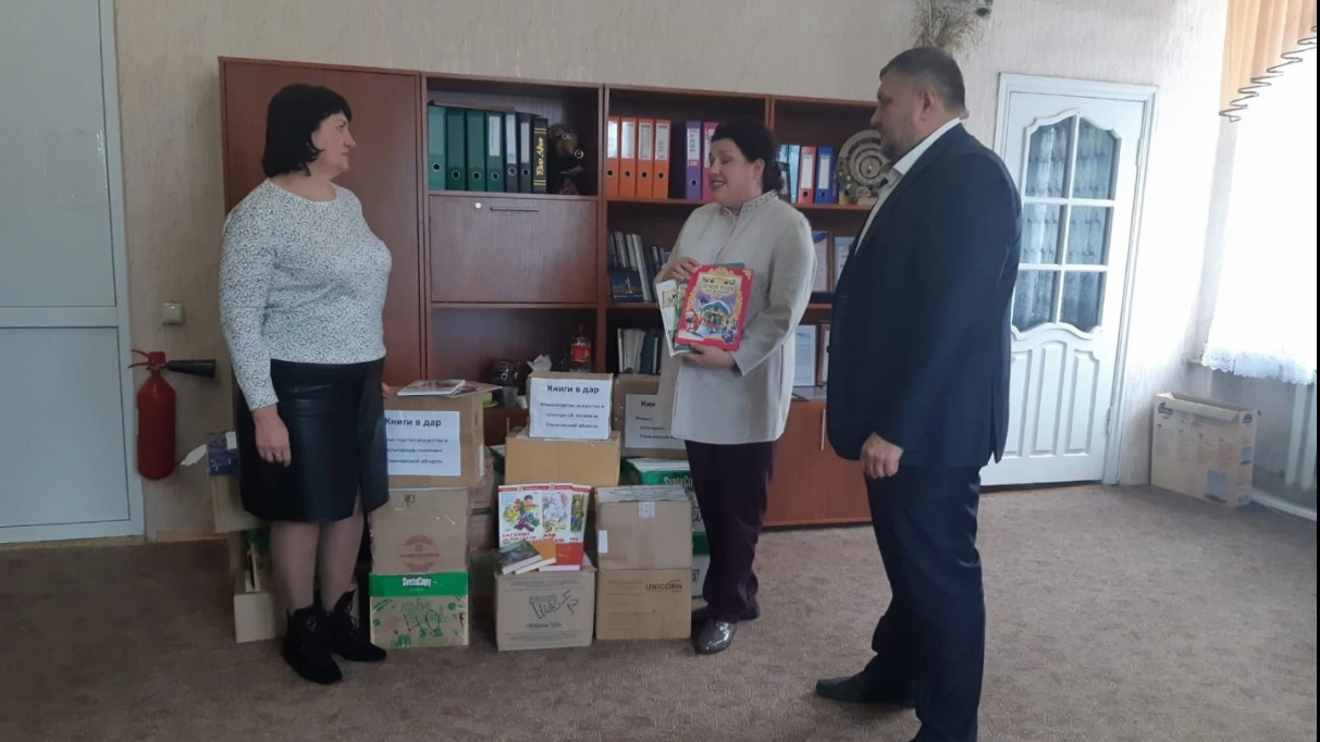 Министр Минкульта Сидорова посетила ЛНР, передала им музыкальные инструменты и 1130 книг