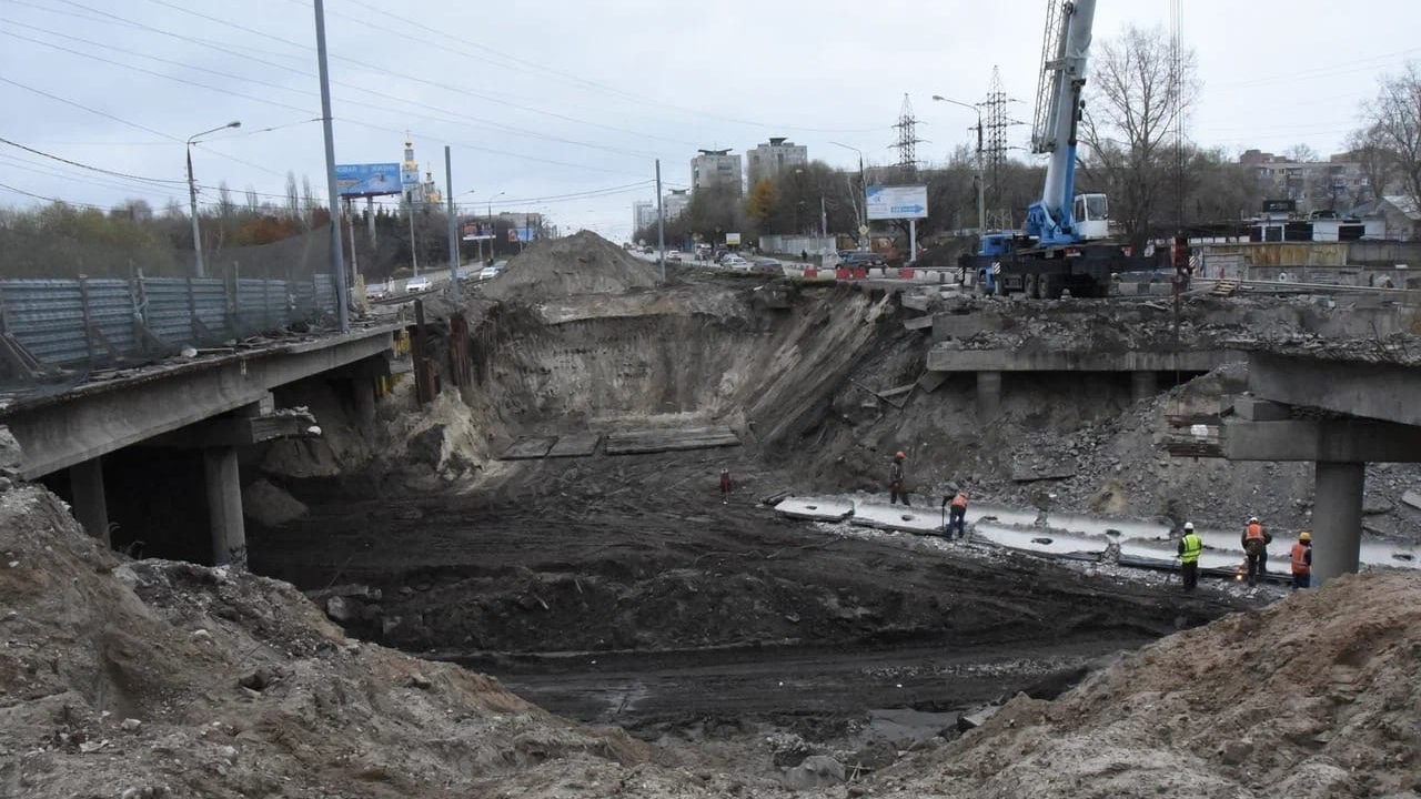 Новую центральную часть моста на Минаева, по которой запустят трамваи, соберут к маю 2023