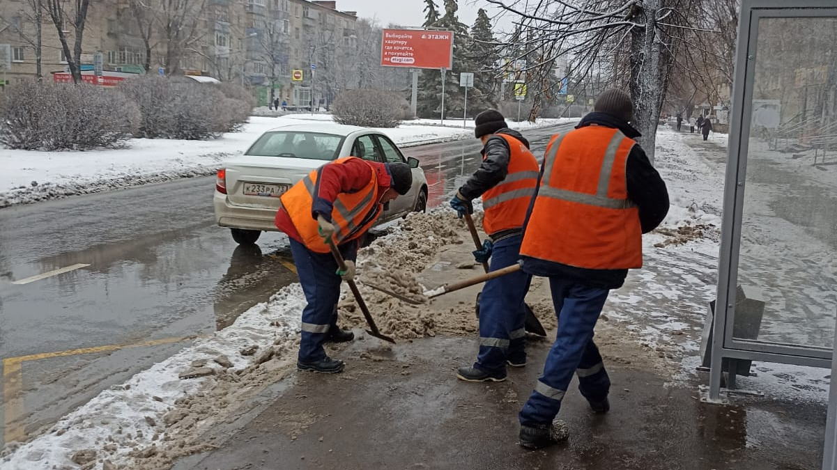 Ливневки в городе. Дорожники. Российские дороги зимой. Тротуар.