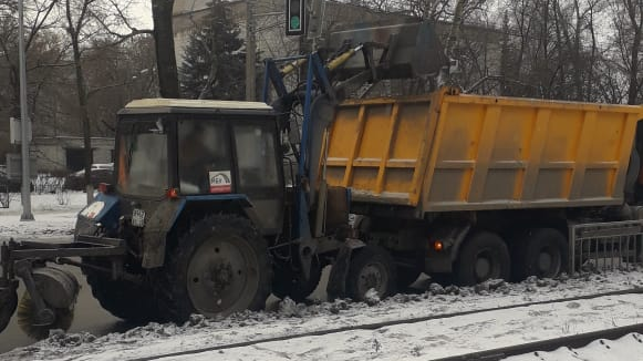 В Ульяновске продолжают устранять последствия ледяного дождя 25 ноября