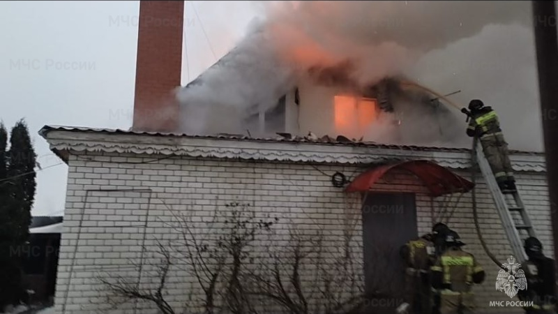 Утром 3 декабря на Верхней Террасе вспыхнул серьезный пожар: несколько домов оказались под угрозой возгорания