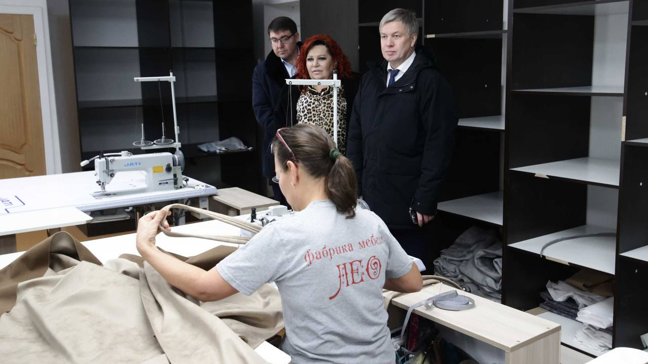 350 баулов для ульяновских бойцов сшили на мебельном производстве, которое переформатировало работу под нужды армии