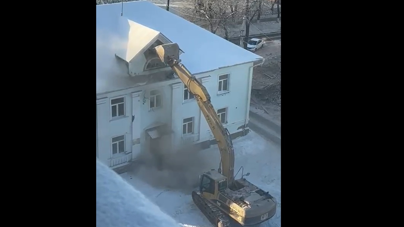 В Ульяновске приступили к сносу дома №7 на улице Дмитрия Ульянова: видео