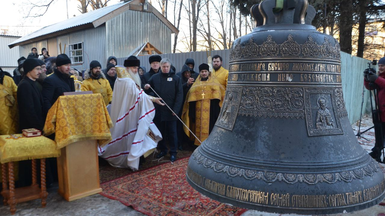 На храм Александра Невского в Ульяновске 6 декабря начали устанавливать колокола