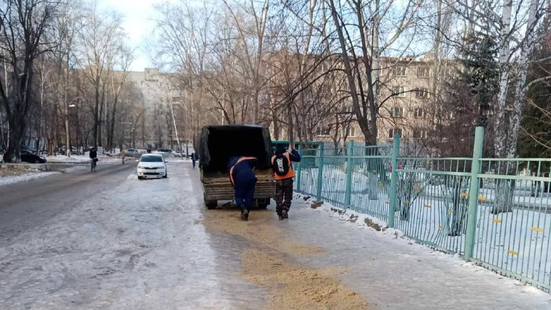 Ульяновские бюджетники вышли на помощь «Дорремстрою»: обрабатывают тротуары, подходы к школам и детсадам