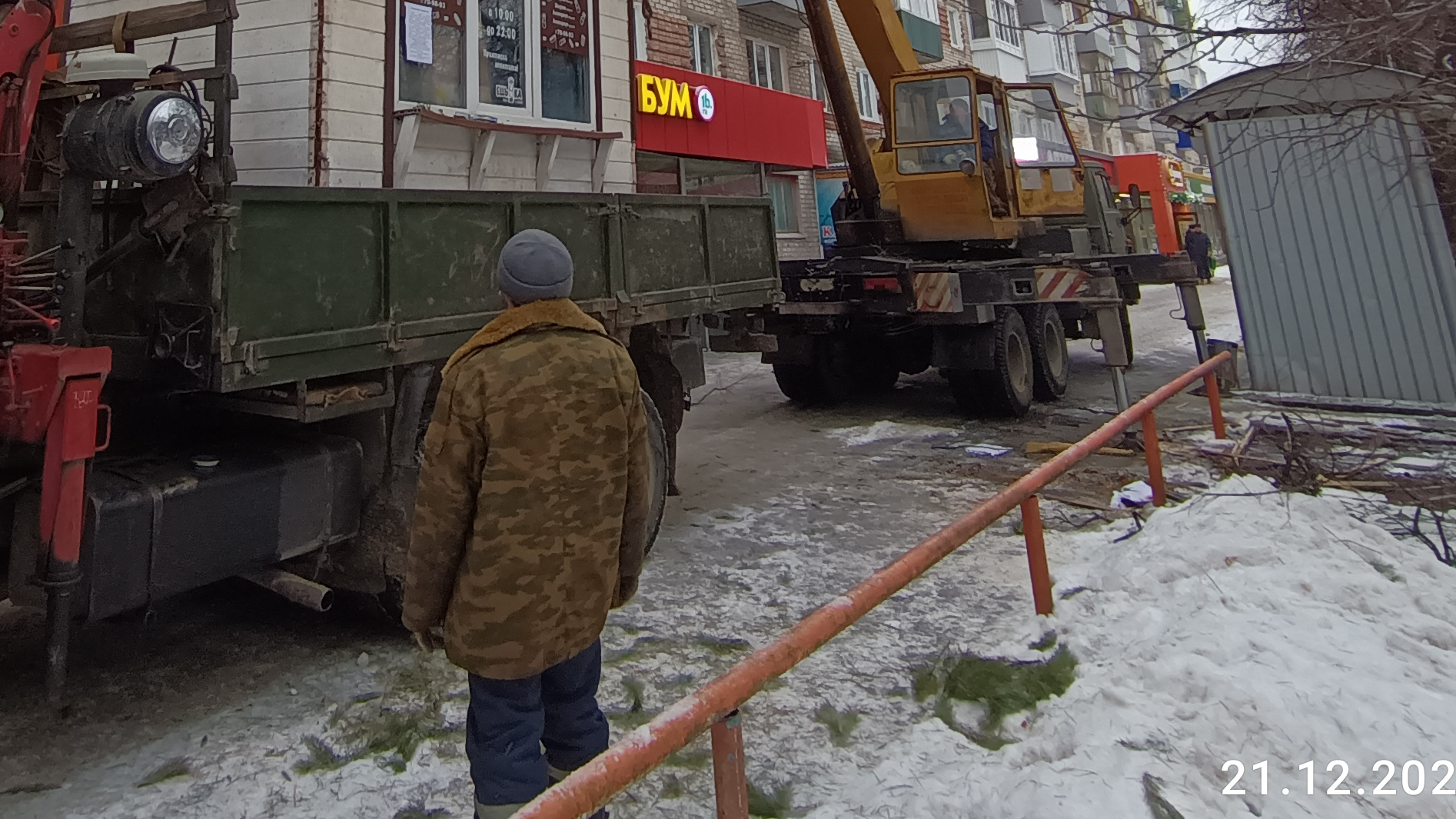 На проспекте 50-летия ВЛКСМ снесли незаконный объект