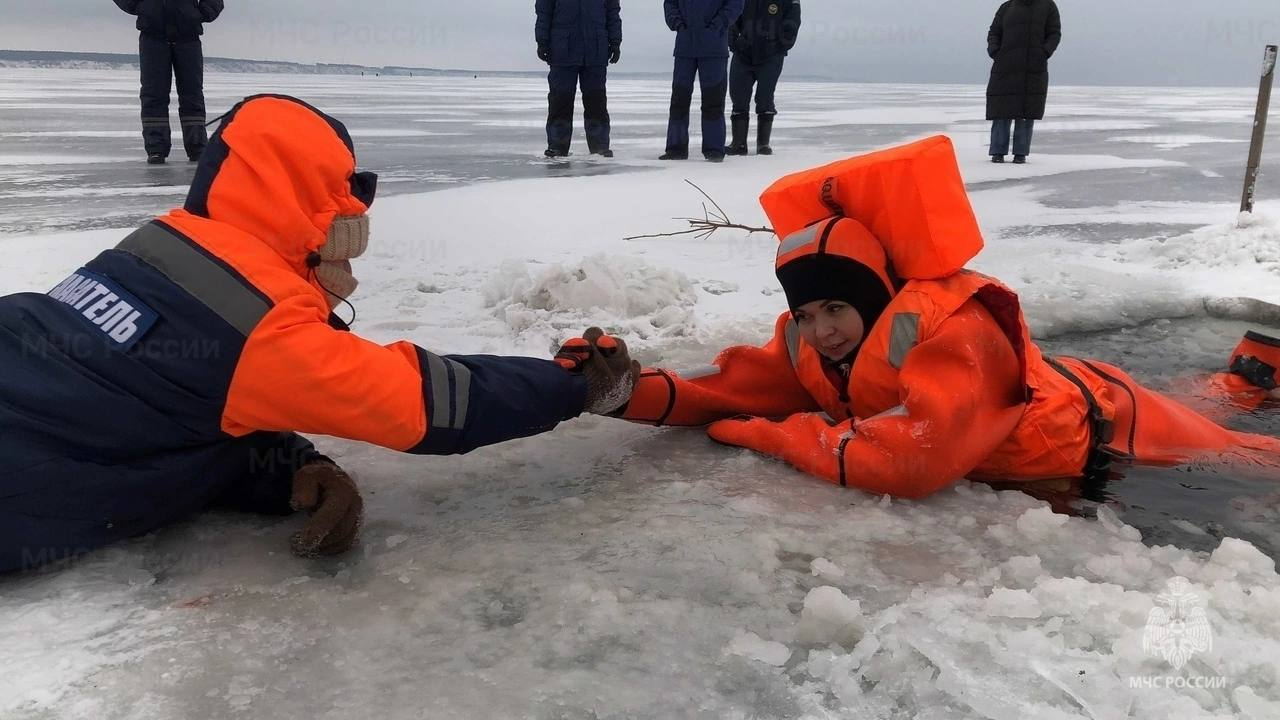 Спасение человека провалившегося под лед. Вода со льдом. Человек провалился под лед. Спасатель ГИМС.