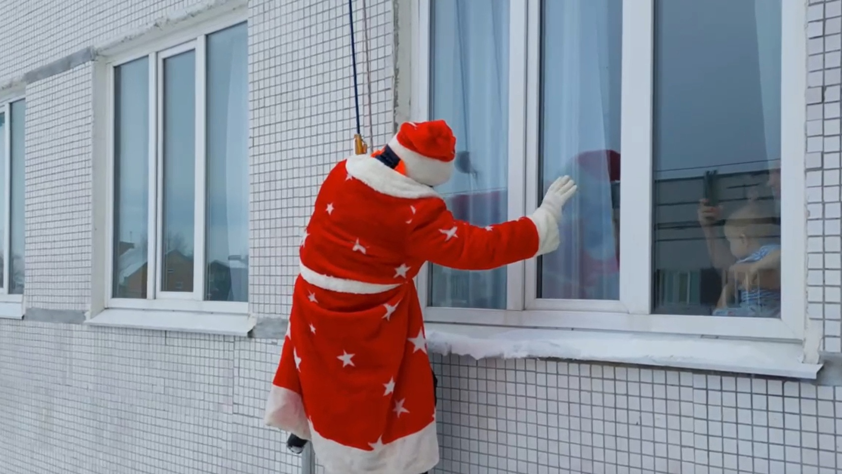 26 декабря с крыши Ульяновской детской областной больницы спустились Снегурочка и Деды Морозы