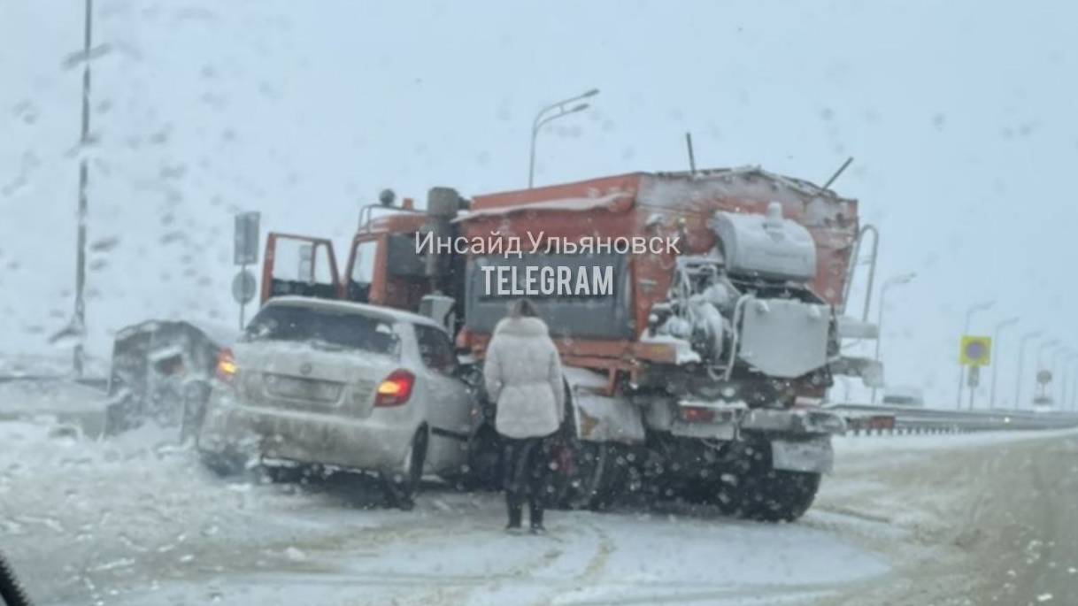 Еще одно ДТП на Президентском мосту: в снегоуборочный КамАЗ врезалась иномарка