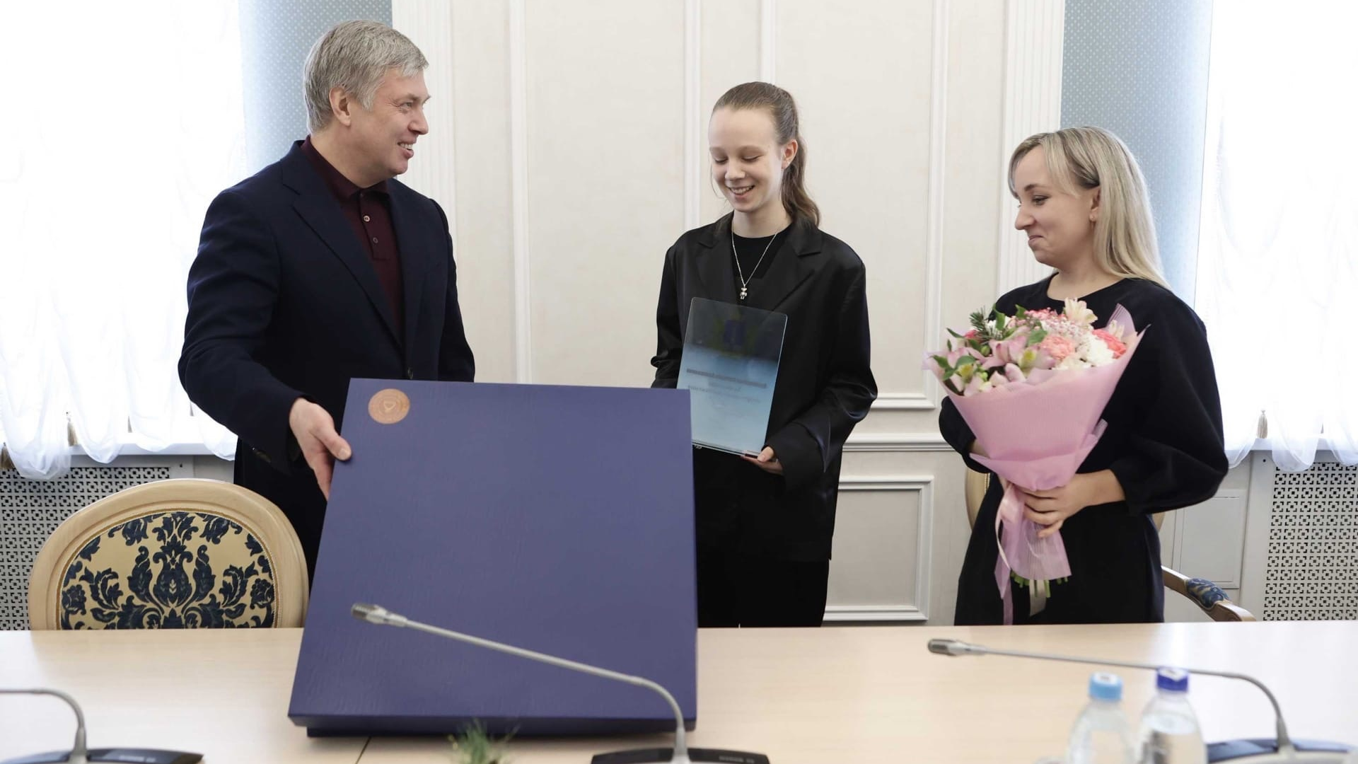Алексей Русских подарил стеклянные шахматы 14-летней чемпионке Европы из Ульяновска