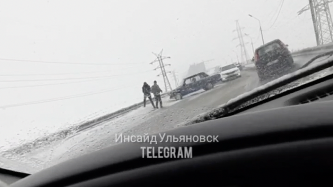 Днем 31 декабря на Императорском мосту в Ульяновске произошло ДТП: движение затруднено