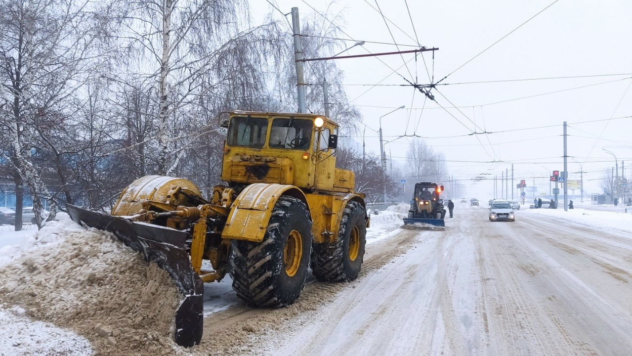 31 декабря улицы Ульяновска очищают от снега 57 единиц спецтехники