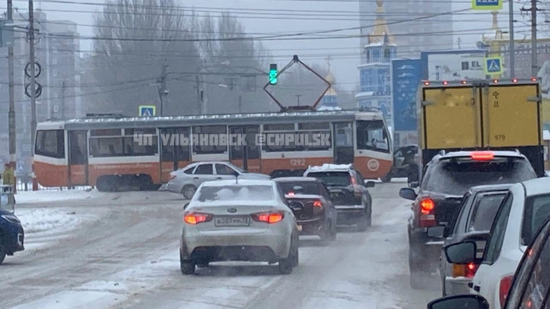 В Ульяновске трамвай столкнулся с иномаркой 31 декабря