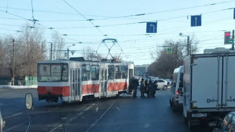 Днем 24 января на Инзенской трамвай сошел с рельсов: движение встало