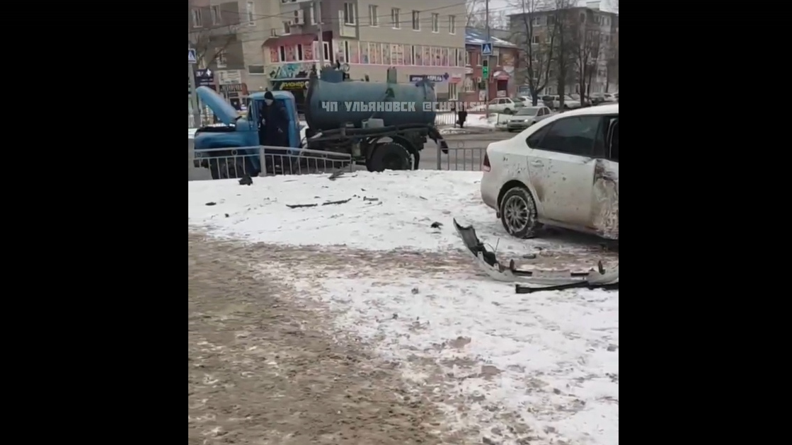 ДТП в Киндяковке: иномарка столкнулась с грузовиком ЗИЛ и проломила ограждение (видео)